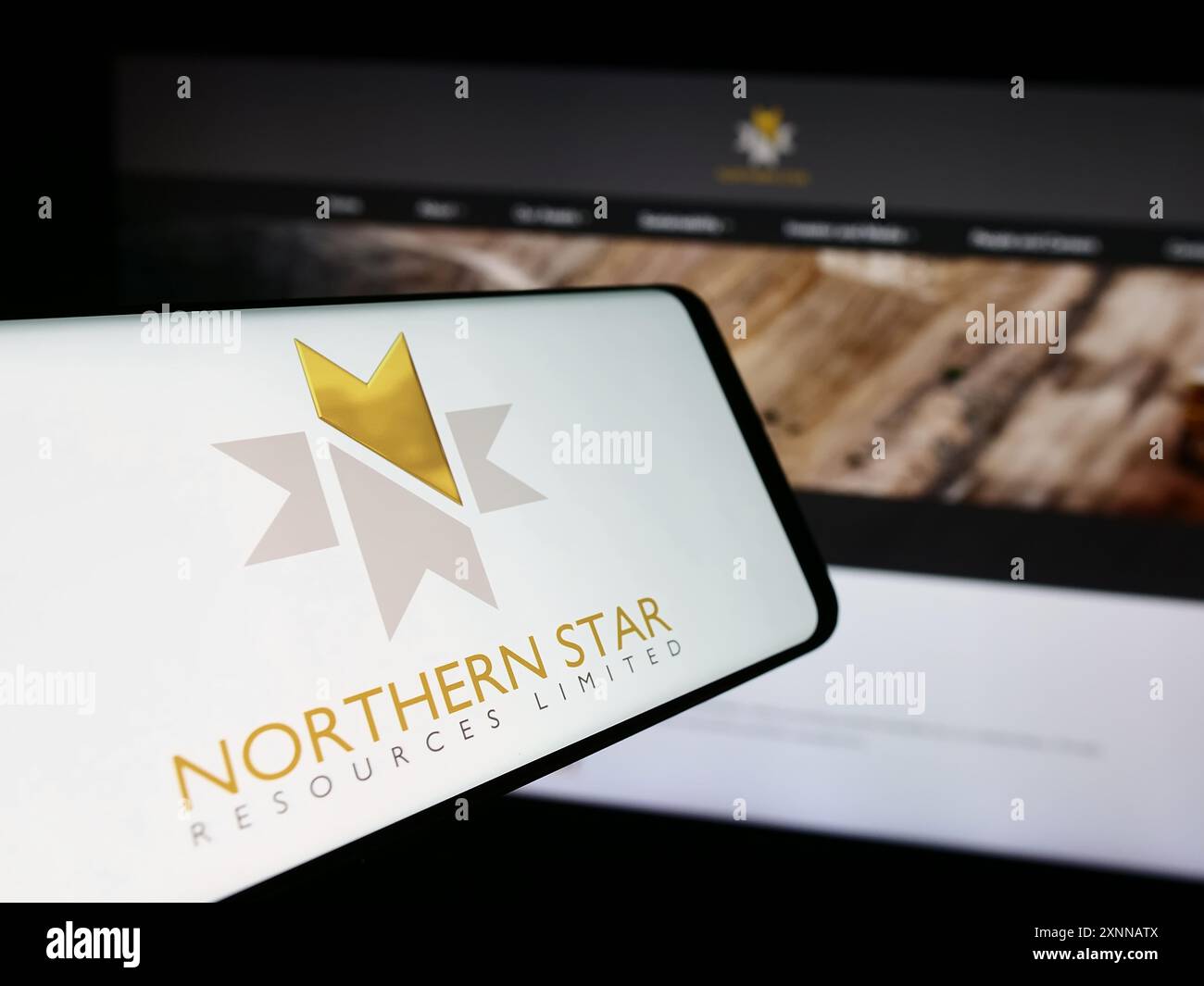 Mobiltelefon mit Logo des australischen Unternehmens Northern Star Resources Limited vor der Website. Konzentrieren Sie sich auf die Mitte rechts auf dem Display des Telefons. Stockfoto