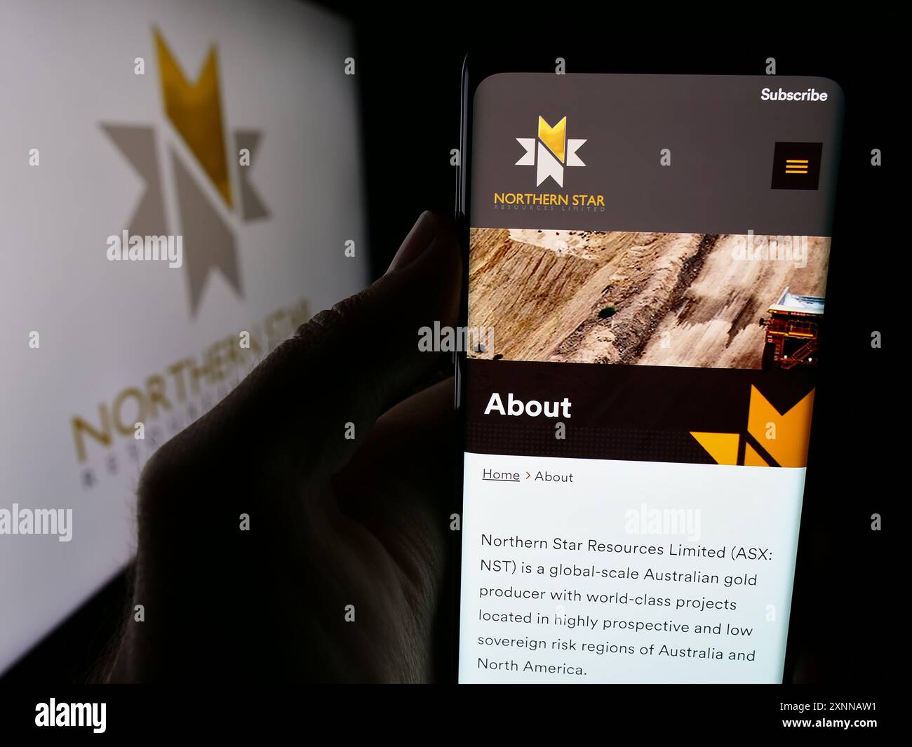 Person mit Smartphone und Website des australischen Unternehmens Northern Star Resources Limited vor dem Logo. Konzentrieren Sie sich auf die Mitte des Telefondisplays. Stockfoto