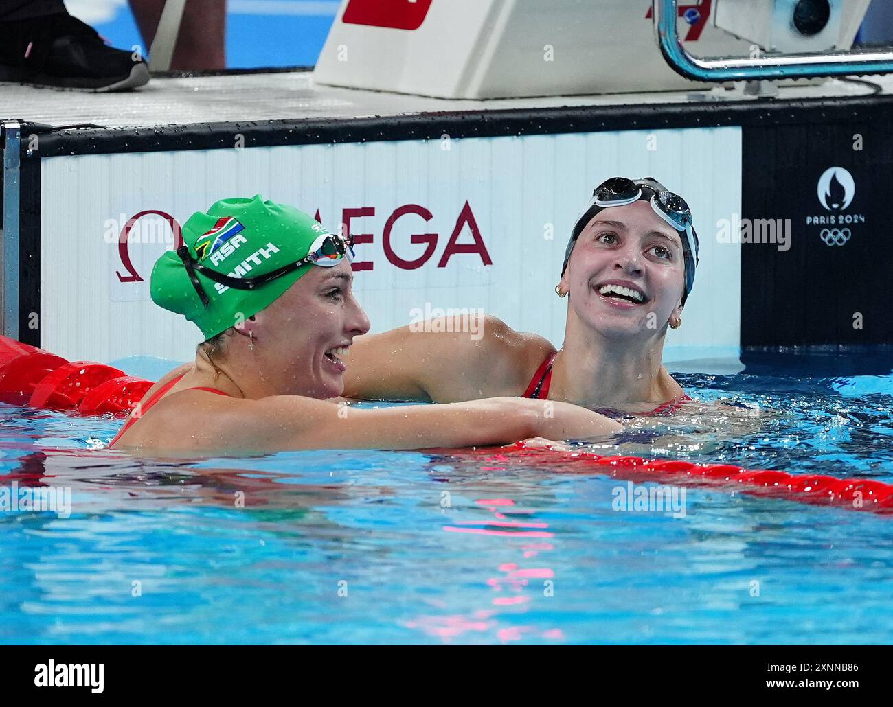 Kate Douglass (links) mit Tatjana Smith aus Südafrika feiert nach dem 200-m-Brustfinale der Frauen in der Pariser La Defense Arena am sechsten Tag der Olympischen Spiele 2024 in Frankreich. Bilddatum: Donnerstag, 1. August 2024. Stockfoto