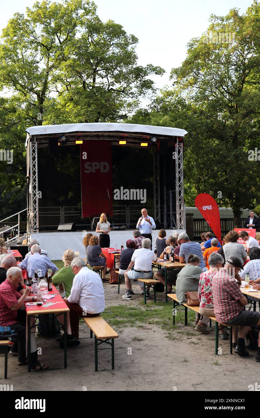 Melanie Balzer SPD, Landtagskandidatin Wahlkreis 18 Potsdam-Mittelmark II und Dietmar Woidke SPD, Ministerpräsident Brandenburg und Spitzenkandidat sprechen während der Strohballenfest-Sommertour, einer Wahlkampfveranstaltung der SPD für die Landtagswahl in Brandenburg, Wilhelmshorst bei Potsdam, 1. August 2024. Die Wahl findet am 22. September statt. Landtagswahl Brandenburg 2024: SPD Strohballenfest *** Melanie Balzer SPD, Landtagskandidat 18 Potsdam Mittelmark II und Dietmar Woidke SPD, brandenburgischer Ministerpräsident und Spitzenkandidat, sprechen während der Strohballenfe Stockfoto