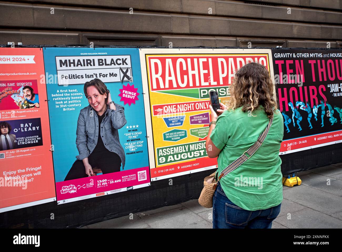 Edinburgh Fringe 2024, eine Frau hält an, um ein Pony-Poster zu fotografieren, das Mhairi Black Fringe Debütshow „Politics Is't for Me“ wirbt. Stockfoto