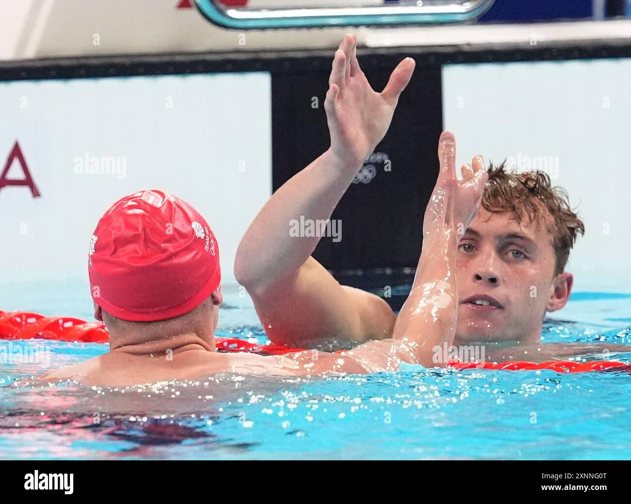 Paris, Frankreich. August 2024. Carson Foster aus den USA (R) gratuliert Duncan Scott aus Großbritannien, nachdem sie in ihrem 200m-Halbfinale der Männer bei den Olympischen Spielen 2024 in Paris in der Arena Le Defense in Paris, Frankreich, am Donnerstag, den 1. August 2024, ein und zwei beendeten. Foto: Richard Ellis/UPI. Quelle: UPI/Alamy Live News Stockfoto