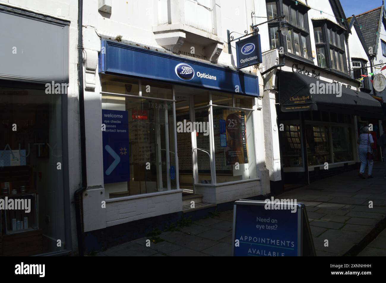 Stiefel-Optiker auf der Cheap Street. Frome, Somerset, England, Vereinigtes Königreich. Juni 2024. Stockfoto