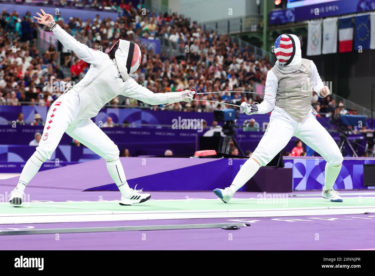 Paris, Frankreich, 1. August 2024. Jacqueline Dubrovich aus den USA gegen Jessica Guo aus Kanada während der Olympischen Spiele 2024 in Paris, Frankreich, Fencing WomenÕs Foil Team im Grand Palais am 1. August 2024. Quelle: Pete Dovgan/Speed Media/Alamy Live News Stockfoto