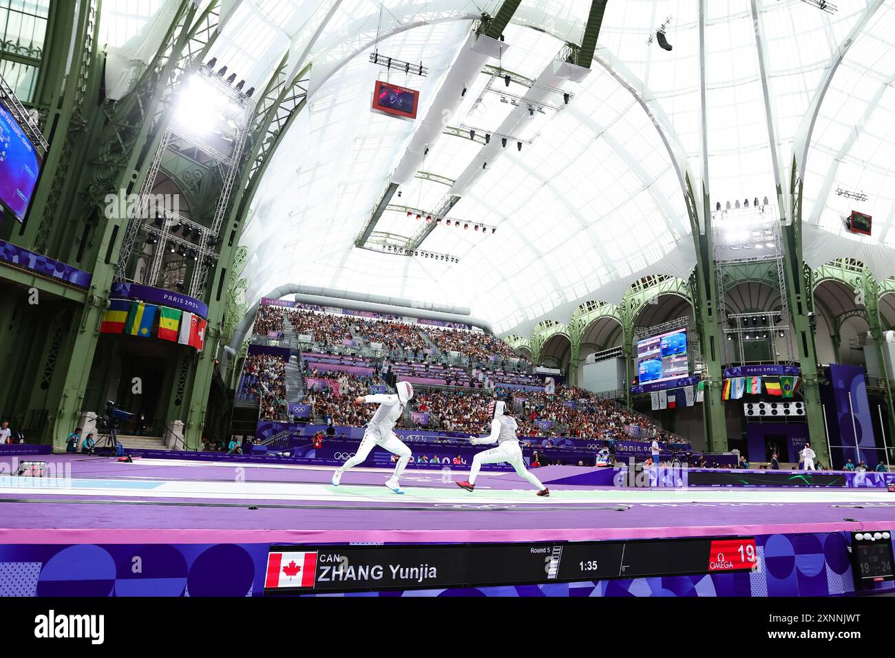 Paris, Frankreich, 1. August 2024. Lauren Scruggs aus den USA und Yunjia Zhang aus Kanada während der Olympischen Spiele 2024 in Paris, Frankreich, Fencing WomenÕs Foil Team Halbfinale zwischen den USA und Kanada im Grand Palais am 1. August 2024. Quelle: Pete Dovgan/Speed Media/Alamy Live News Stockfoto