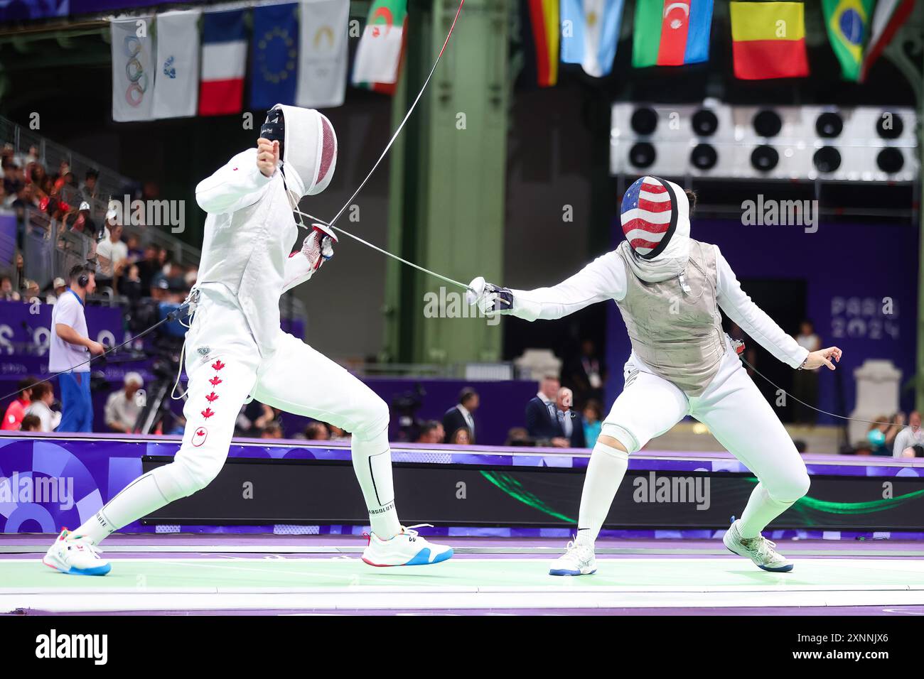 Paris, Frankreich, 1. August 2024. Jacqueline Dubrovich aus den USA und Yunjia Zhang aus Kanada während der Olympischen Spiele 2024 in Paris, Frankreich, Fencing WomenÕs Foil Team im Grand Palais am 1. August 2024. Quelle: Pete Dovgan/Speed Media/Alamy Live News Stockfoto