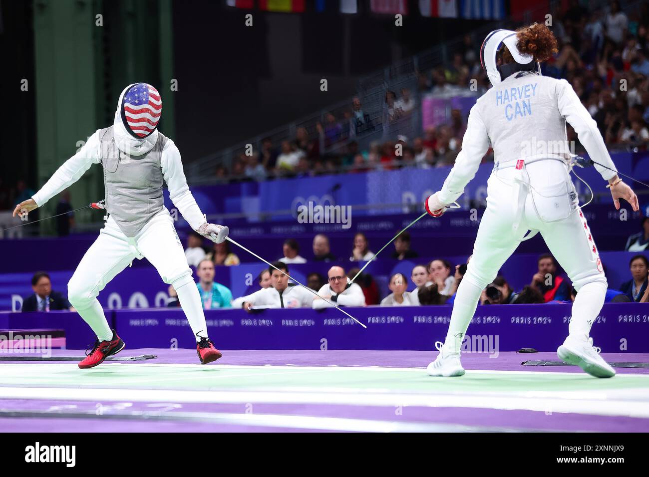 Paris, Frankreich, 1. August 2024. Lauren Scruggs aus den USA und Eleanor Harvey aus Kanada während der Olympischen Spiele 2024 in Paris, Frankreich, Fencing WomenÕs Foil Team Halbfinale zwischen den USA und Kanada im Grand Palais am 1. August 2024. Quelle: Pete Dovgan/Speed Media/Alamy Live News Stockfoto