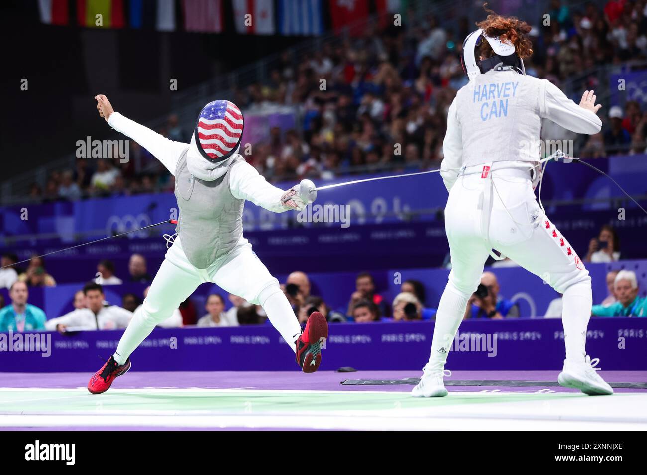 Paris, Frankreich, 1. August 2024. Lauren Scruggs aus den USA und Eleanor Harvey aus Kanada während der Olympischen Spiele 2024 in Paris, Frankreich, Fencing WomenÕs Foil Team Halbfinale zwischen den USA und Kanada im Grand Palais am 1. August 2024. Quelle: Pete Dovgan/Speed Media/Alamy Live News Stockfoto