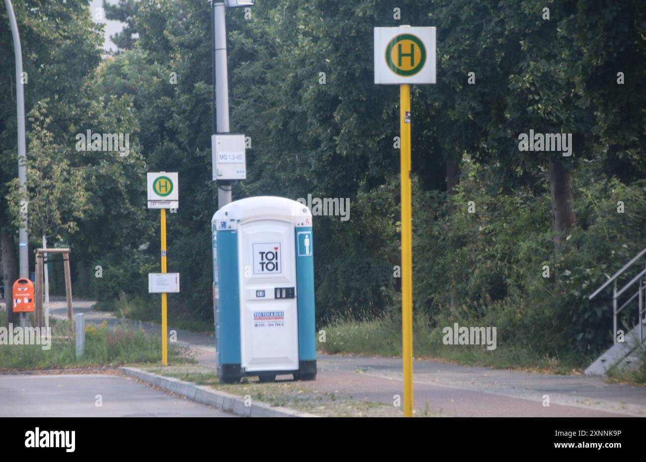 Für das lange warten auf deenen Bus, steht ein toilettenhäuschen an der haltestelle, oder eher zufall für das lange warten auf deenen Bus, steht ein toilettenhäuschen an der haltestelle, oder eher zufall *** für das lange Warten auf den Bus gibt es einen Toilettenblock an der Bushaltestelle, oder eher Zufall für das lange Warten auf den Bus, es gibt einen Toilettenblock an der Bushaltestelle, oder eher Zufall Stockfoto