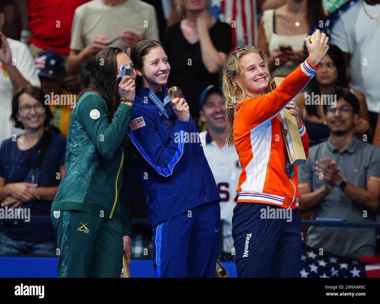 Kate Douglass (Mitte), Tatjana Smith (links) aus Südafrika und TEs Schouten aus den Niederlanden auf dem Podium nach dem 200-m-Brustschlag der Frauen in der Pariser La Defense Arena am sechsten Tag der Olympischen Spiele 2024 in Frankreich. Bilddatum: Donnerstag, 1. August 2024. Stockfoto