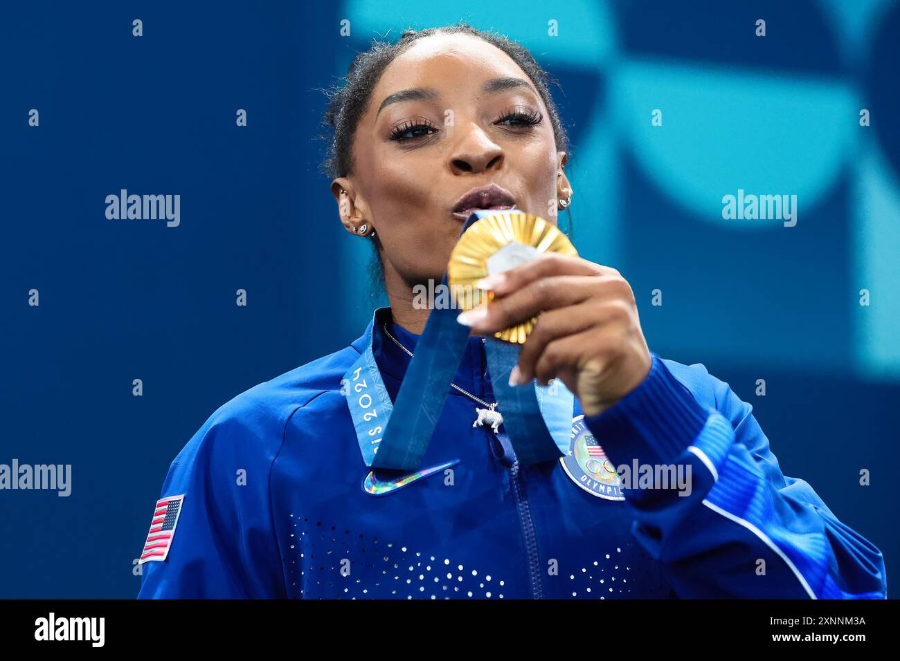 Paris, Frankreich, 1. August 2024. Simone Biles aus den USA küsst ihre Goldmedaille während der Olympischen Spiele 2024 in Paris, Frankreich, Kunstturnen WomenÕs Allround-Finale in der Bercy Arena am 01. August 2024. Quelle: Pete Dovgan/Speed Media/Alamy Live News Stockfoto