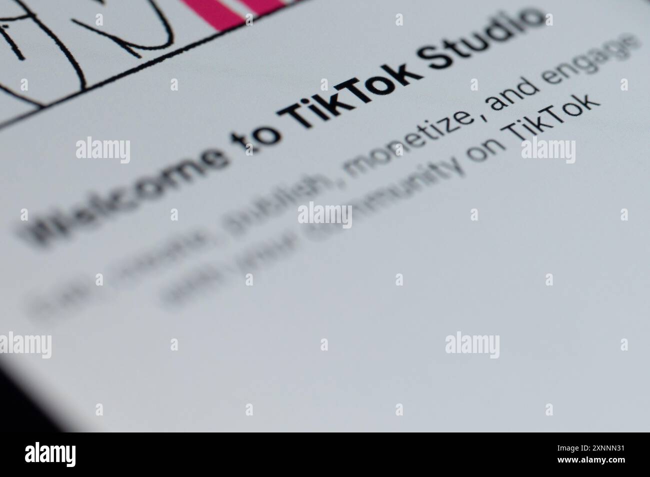 New York, USA – 25. Juli 2024: TikTok Studio App-Menü auf dem iphone-Bildschirm Makronahmeansicht Stockfoto