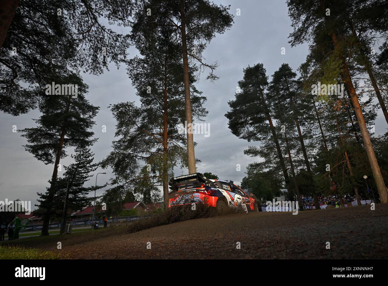 Am 1. Tag des Rennens stehen sie während der FIA-Rallye-Weltmeisterschaft WRC Secto Rallye Finnland 2024 01. August Jyvaskyla, Finnland Stockfoto