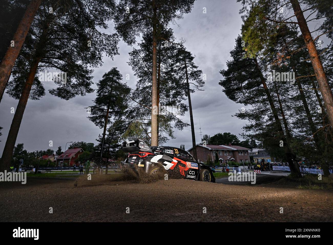 Am 1. Tag des Rennens stehen sie während der FIA-Rallye-Weltmeisterschaft WRC Secto Rallye Finnland 2024 01. August Jyvaskyla, Finnland Stockfoto