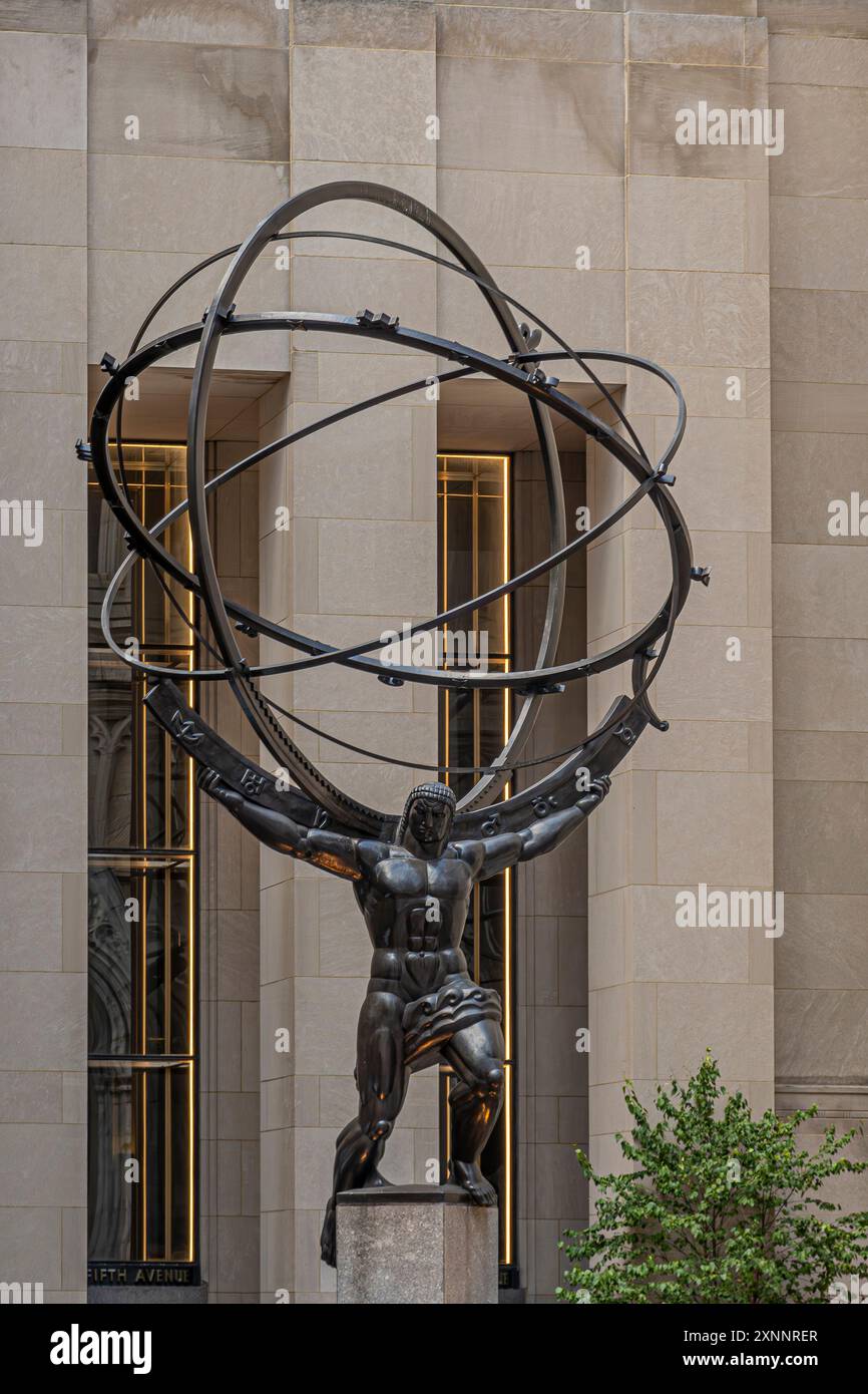 New York, NY, USA - 2. August 2023: Atlas-Statue, Bronzeskulptur, Nahaufnahme vor dem Haupteingang des Rockefeller Plaza Stockfoto