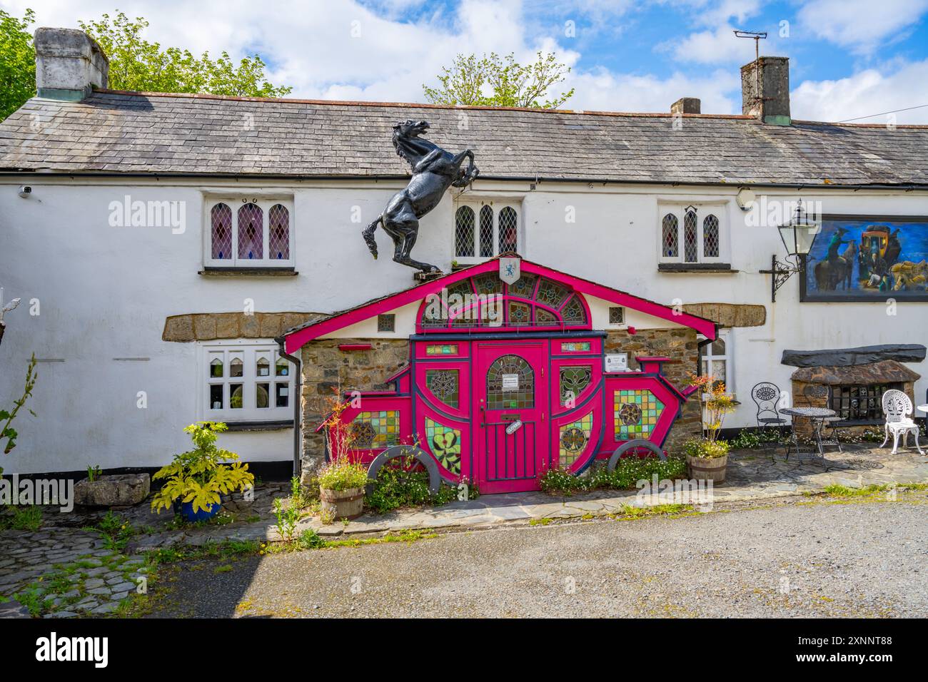 Das Highwayman Inn Sourton in der Nähe von Okehampton. Angeblich spukte im 11. Jahrhundert Pub. Der ungewöhnlichste Pub Großbritanniens. Stockfoto