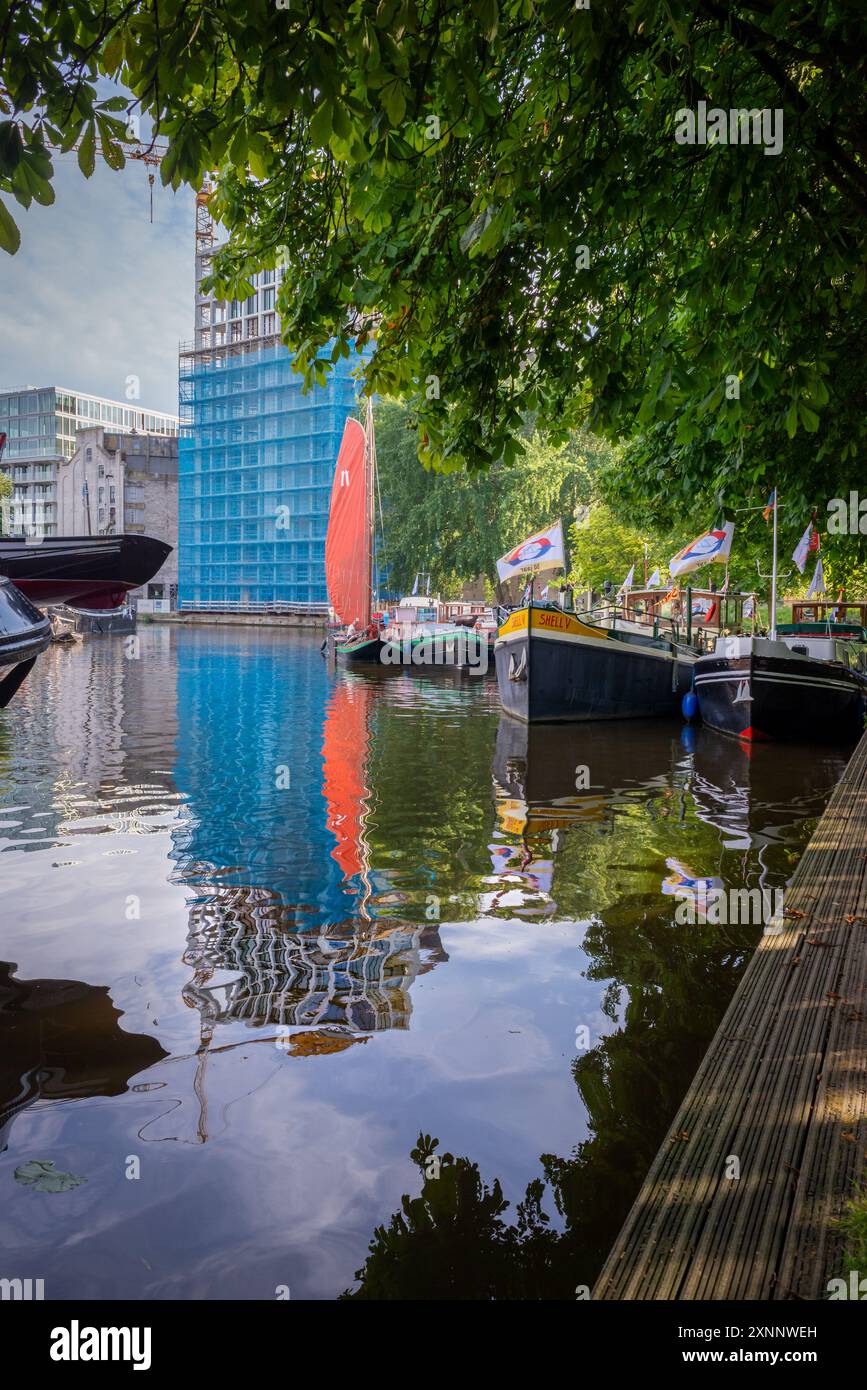 Traditionelle niederländische Schiffe im Hafen von Leiden, Niederlande Stockfoto