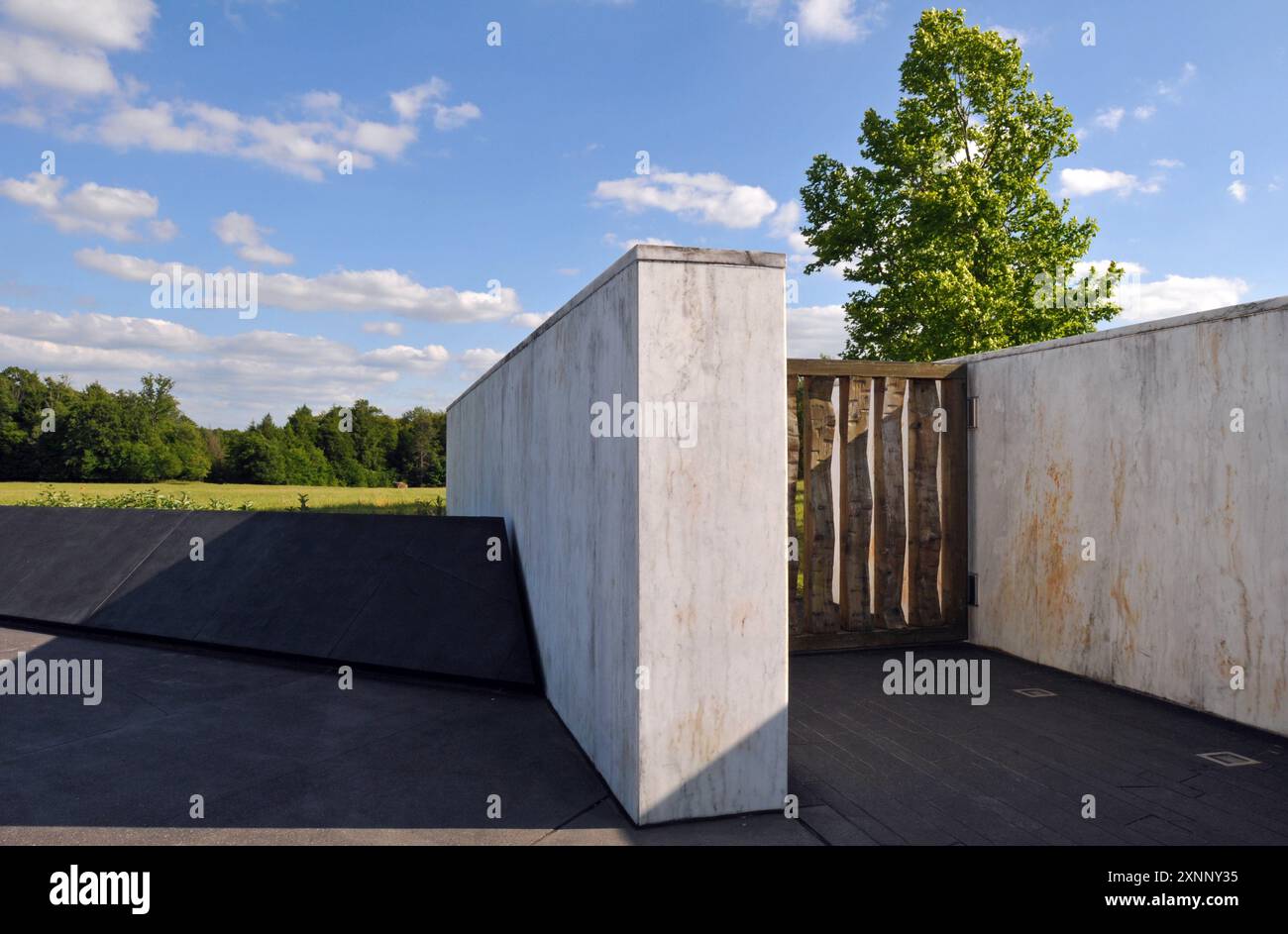 Die Marmor Wall of Names, die Opfer ehren, steht in der Nähe eines Baumhains, der die Absturzstelle am Flight 93 National Memorial in Pennsylvania markiert. Stockfoto