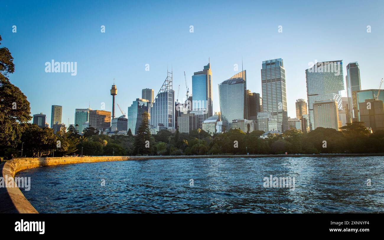 Sydney, Australien, 26. Juli 2023. Blick auf die Skyline des Stadtzentrums von Sydney vor Sonnenuntergang. Stockfoto