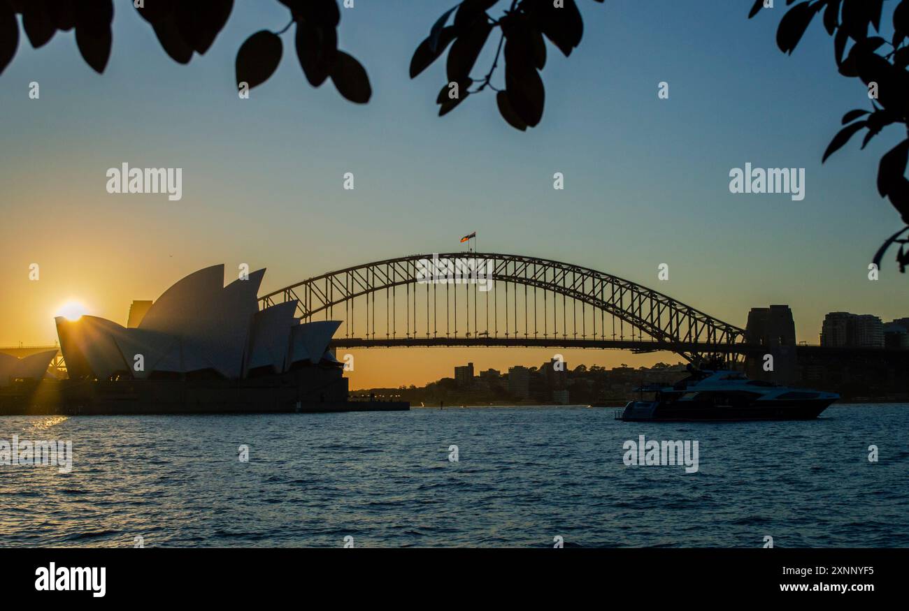 Sydney, Australien, 26. Juli 2023. Wunderschöner Blick auf das Sydney Opera House und die Sydney Harbour Bridge während des Sonnenuntergangs. Stockfoto