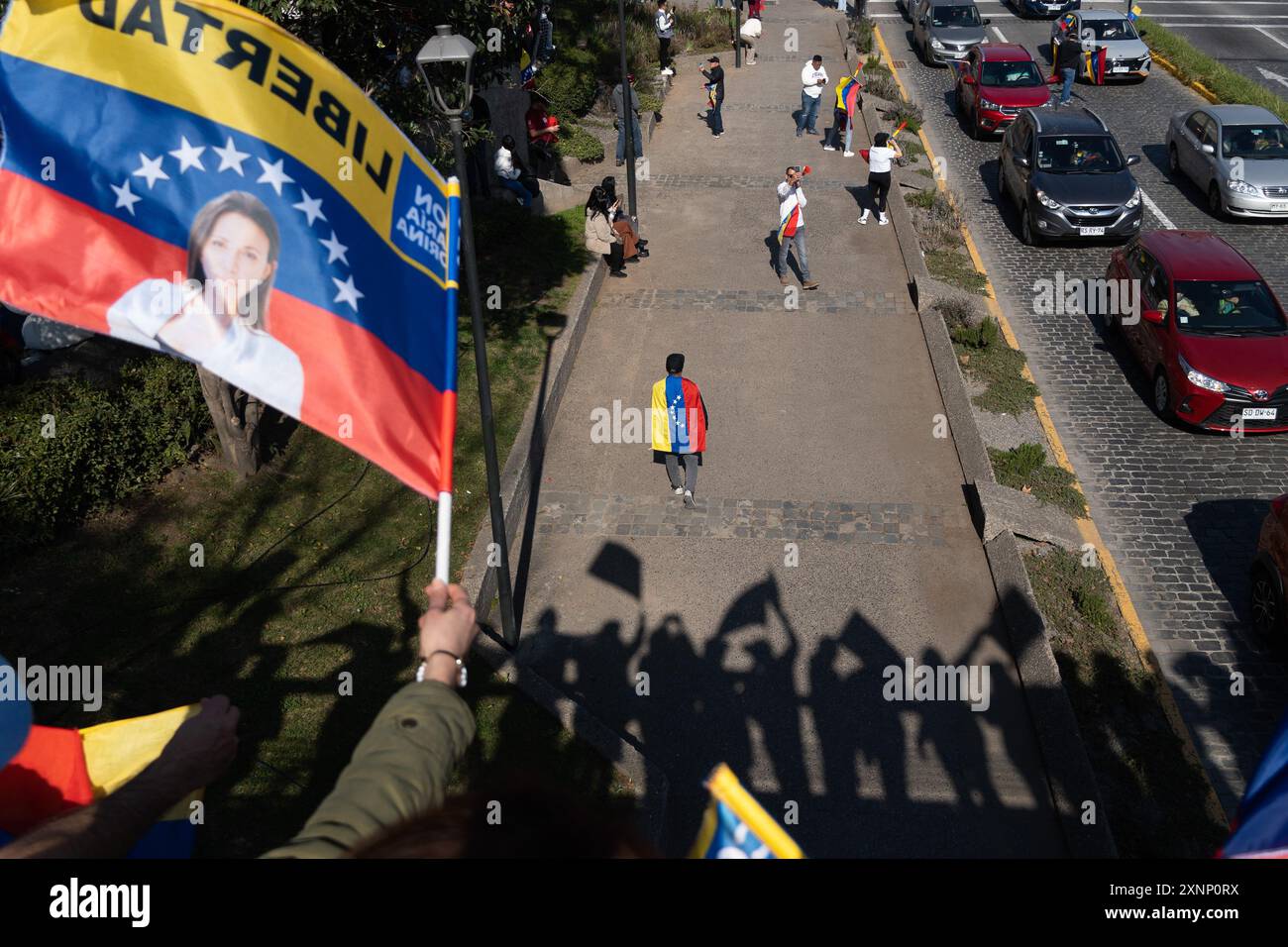 Santiago, Metropolitana, Chile. Juli 2024. Venezolanische Bürger, die sich gegen Nicolas Maduro und zugunsten von Corina Machado und Edmundo Gonzalez stellen, versammeln sich während der Präsidentschaftswahlen in Santiago, Chile, in der Nähe des venezolanischen Konsulats. Chile ist eines der Länder mit der größten Zahl venezolanischer Migranten. (Kreditbild: © Matias Basualdo/ZUMA Press Wire) NUR REDAKTIONELLE VERWENDUNG! Nicht für kommerzielle ZWECKE! Stockfoto