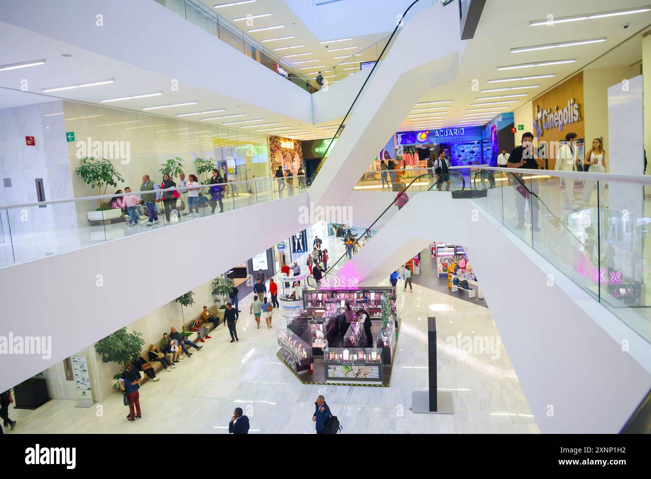 Einkaufszentrum Plaza Carso in Polanco, Mexiko-Stadt. Immobilienkomplex, Unternehmen, Torre Falcón, Torre Zürich, Einkaufszentrum (Foto: Luis Gutierrez/ Norte Photo) Centro Comercial Plaza Carso en Polanco en la Ciudad de Mexico. complejo inmobiliario, corporativos, Torre Falcón, Torre Zürich, Einkaufszentrum (Foto: Luis Gutierrez/Norte Photo), Geschäftszentrum, Centro de negocios Stockfoto