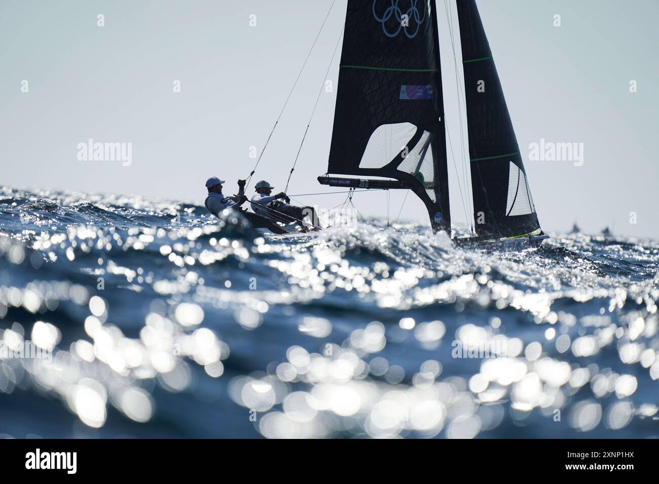 Marseille. August 2024. Sime Fantela/Mihovil Fantela aus Kroatien sind während der Olympischen Spiele 2024 in der Marina von Marseille in Marseille am 1. August 2024 zu sehen. Das Skiff Medal Race der Männer und Frauen wurde aufgrund fehlender Windverhältnisse aufgegeben und auf den nächsten Tag verschoben. Quelle: Zheng Huansong/Xinhua/Alamy Live News Stockfoto