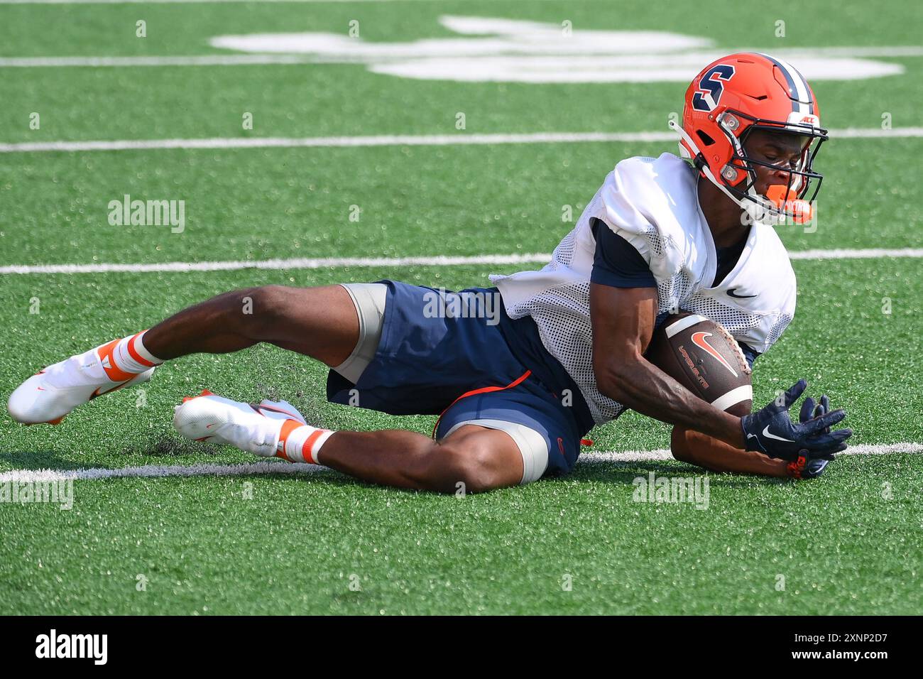 1. August 2024: Syracuse Orange Wide Receiver Zeed Haynes (8) fängt den Ball während eines Trainings am Donnerstag, 1. August 2024 in Syracuse, New York. Rich Barnes/CSM (Credit Image: © Rich Barnes/Cal Sport Media) Credit: CAL Sport Media/Alamy Live News Stockfoto