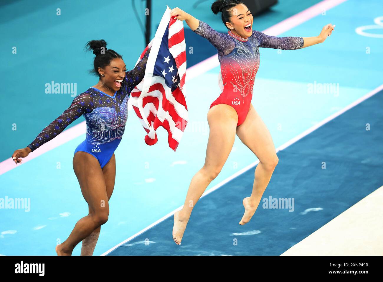 Paris, Ile de France, Frankreich. August 2024. SIMONE BILES und SUNI LEE standen sich im Einzelwettbewerb gegenüber, das erste Mal, dass beide gegeneinander angetreten sind. Am Ende gewann Biles den Sieg und gewann Gold. Brasiliens Andrade, Biles' bester Konkurrent, holte das Silber. Lee beanspruchte Bronze. (Kreditbild: © Seshadri Sukumar/ZUMA Press Wire) NUR REDAKTIONELLE VERWENDUNG! Nicht für kommerzielle ZWECKE! Quelle: ZUMA Press, Inc./Alamy Live News Stockfoto