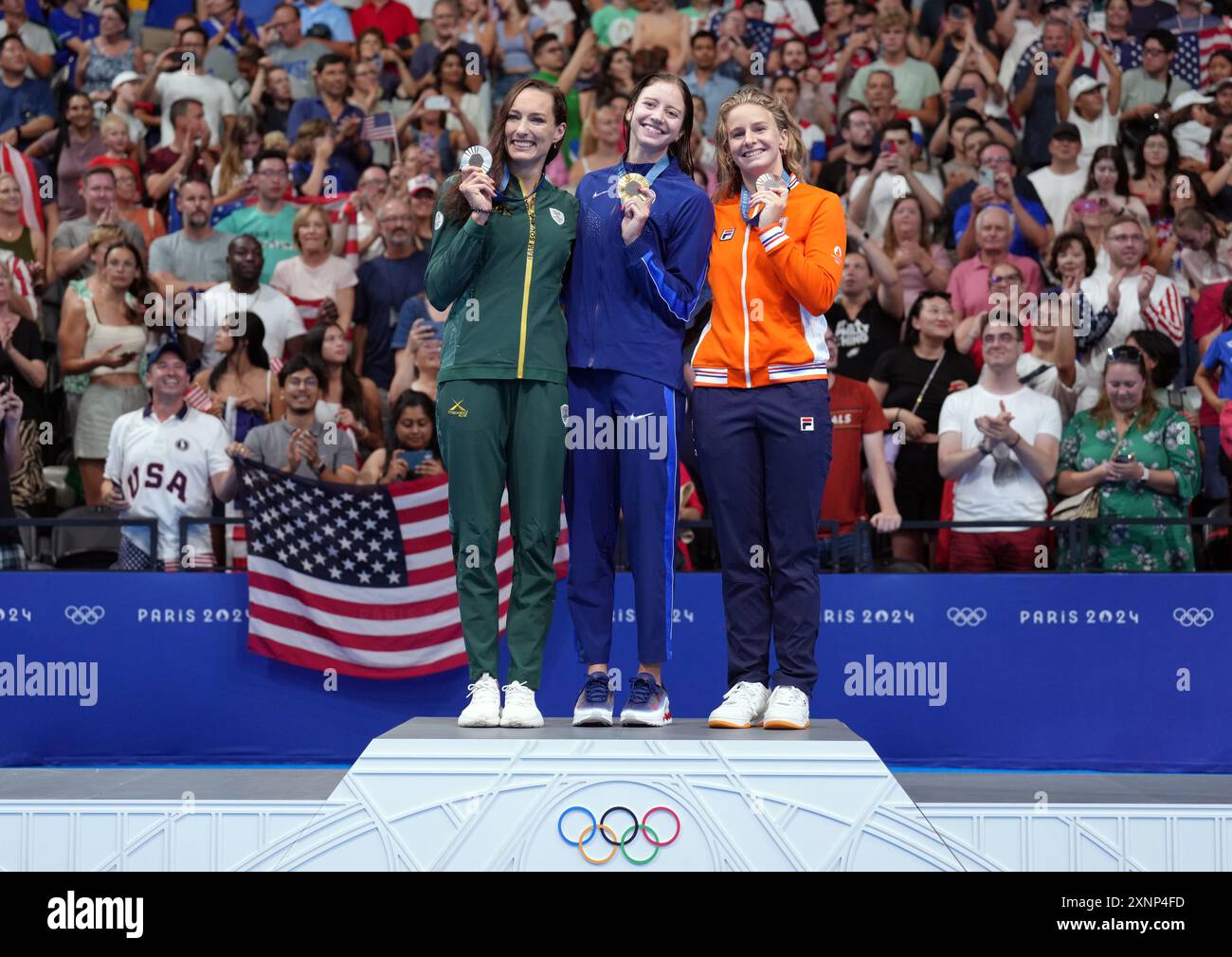 Paris, Frankreich. August 2024. Goldmedaillengewinner Kate Douglass (C) aus den Vereinigten Staaten, Silbermedaillengewinnerin Tatjana Smith (L) aus Südafrika und Bronzemedaillengewinnerin TEs Schouten aus den Niederlanden posieren während der Siegerehrung des 200-m-Schwimmens der Frauen bei den Olympischen Spielen 2024 in Paris, Frankreich, am 1. August 2024. Quelle: Du Yu/Xinhua/Alamy Live News Stockfoto