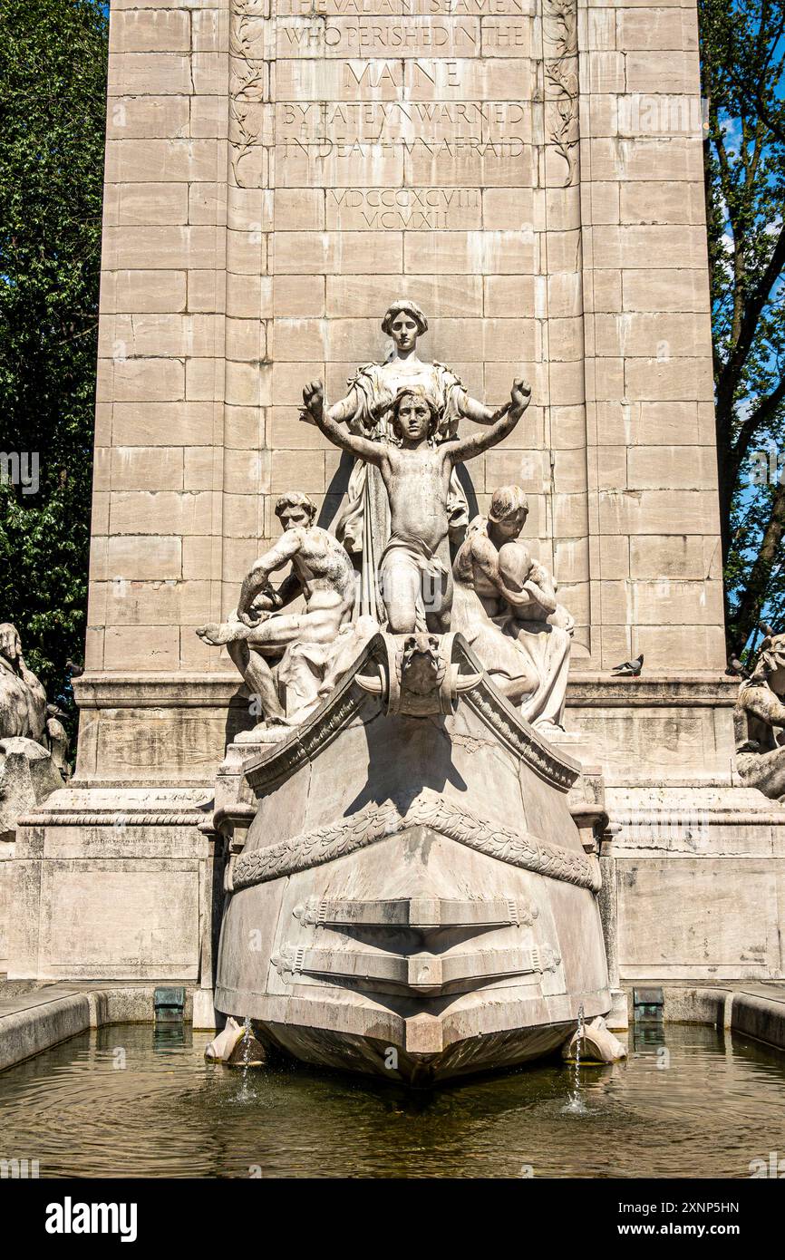 New York, NY, USA - 2. August 2023: Maine Monument, Vorderfußbrunnen, Frontalnaht auf SW Corner Central Park und grünes Laub Stockfoto