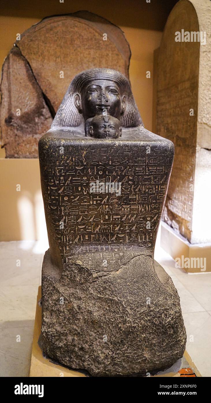 Kairo, Ägypten, 31. Dezember 2019-Grau-Granitblockstatue von Senenmut mit Prinzessin Neferure, Tochter der Königin Hatschepsut, gefunden in der Karnak-Cachette im Museum für ägyptische Antiquitäten in Kairo, Ägypten Stockfoto