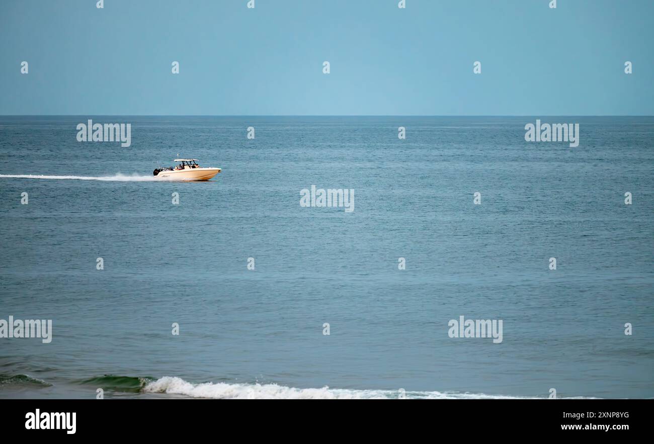 Kleines Motorboot unterwegs in bridgehampton, ny Stockfoto