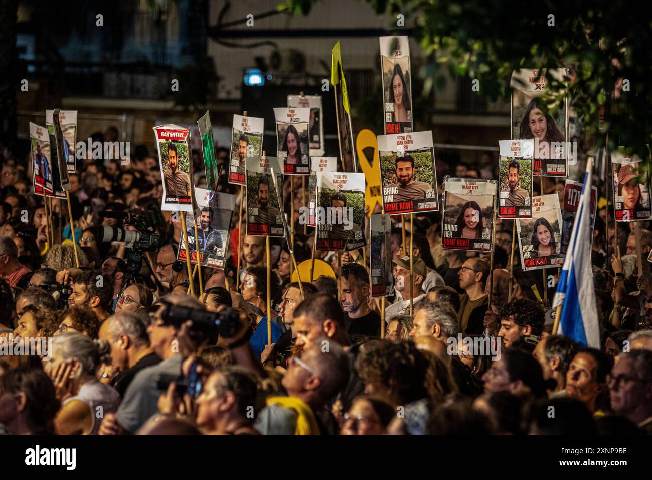 Israelis carrie Plakate mit Foto des 28-jährigen Idan Shtivi, der während einer Kundgebung, die 300 Tage seit dem 7. Oktober in Tel Aviv am Donnerstag, 1. August 2024, von der Hamas in Gaza als Geisel gehalten wird. Während Israel nach den Ermordungen des Hamas-Führers Ismail Haniyah in Teheran und des hochrangigen Hezbollah-Kommandeurs Fuad Shukr in Beirut auf mögliche Vergeltungsmaßnahmen seitens Iran und der Hisbollah vorbereitet ist, Familien israelischer Geiseln, die von der Hamas in Gaza festgehalten werden, begehen den 300. Tag seit dem Massaker vom 7. Oktober und der Entführung ihrer Angehörigen. Die Familien fordern einen Entlassungsvertrag mit 115 Geiseln, einige Tote und einige eine Stockfoto