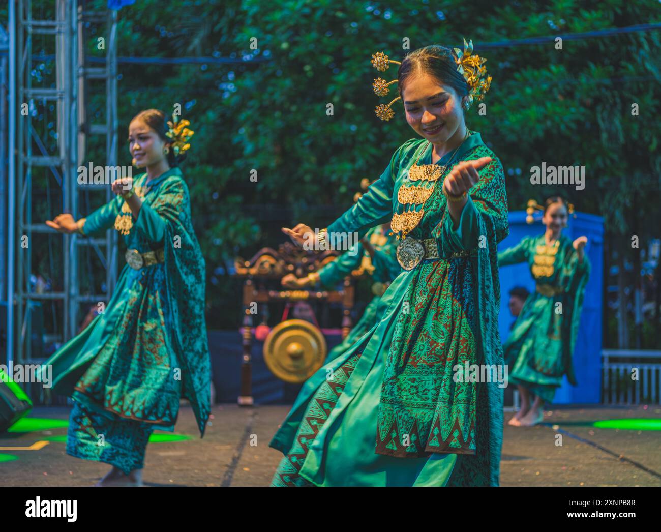 Balikpapan, Indonesien - 5. Juni 2024. Sie spielen den traditionellen Palembang-Tanz live auf der Bühne bei der Kultur-Karneval-Show. Stockfoto