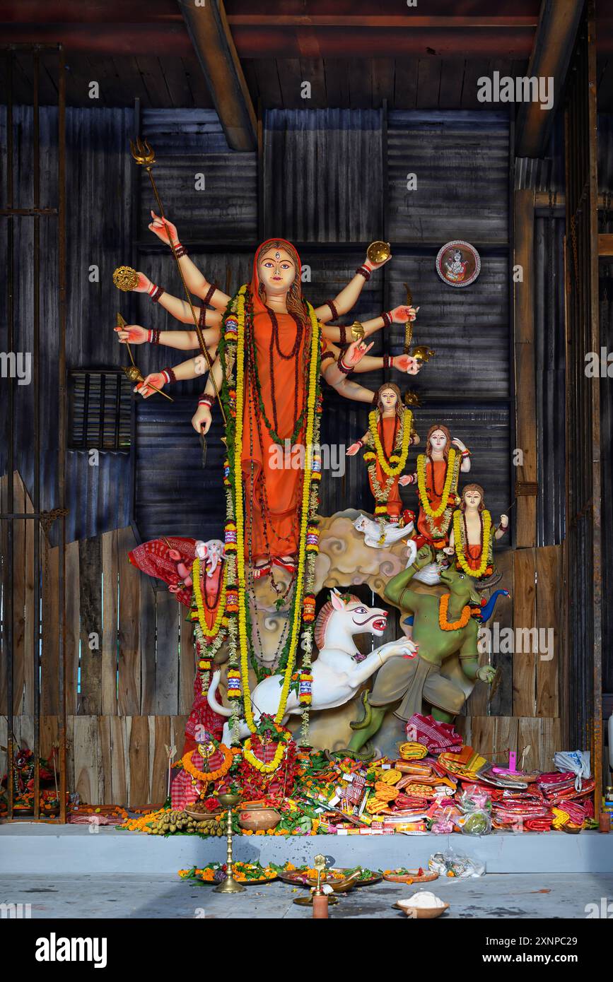 Idol der Göttin Devi Durga bei einem geschmückten Puja-Pandal in Kolkata, Westbengalen, Indien am 22. Oktober 2023. Durga Puja ist ein großes religiöses fest Stockfoto