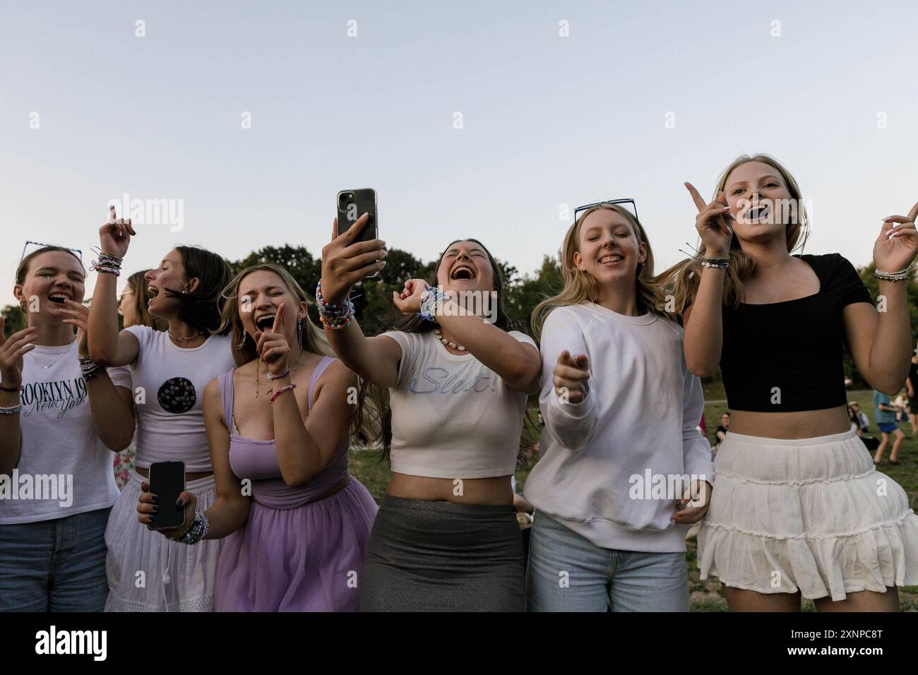 Warschau, Polen. August 2024. Taylor Swifts Fans singen und tanzen vor dem Nationalstadion, wo