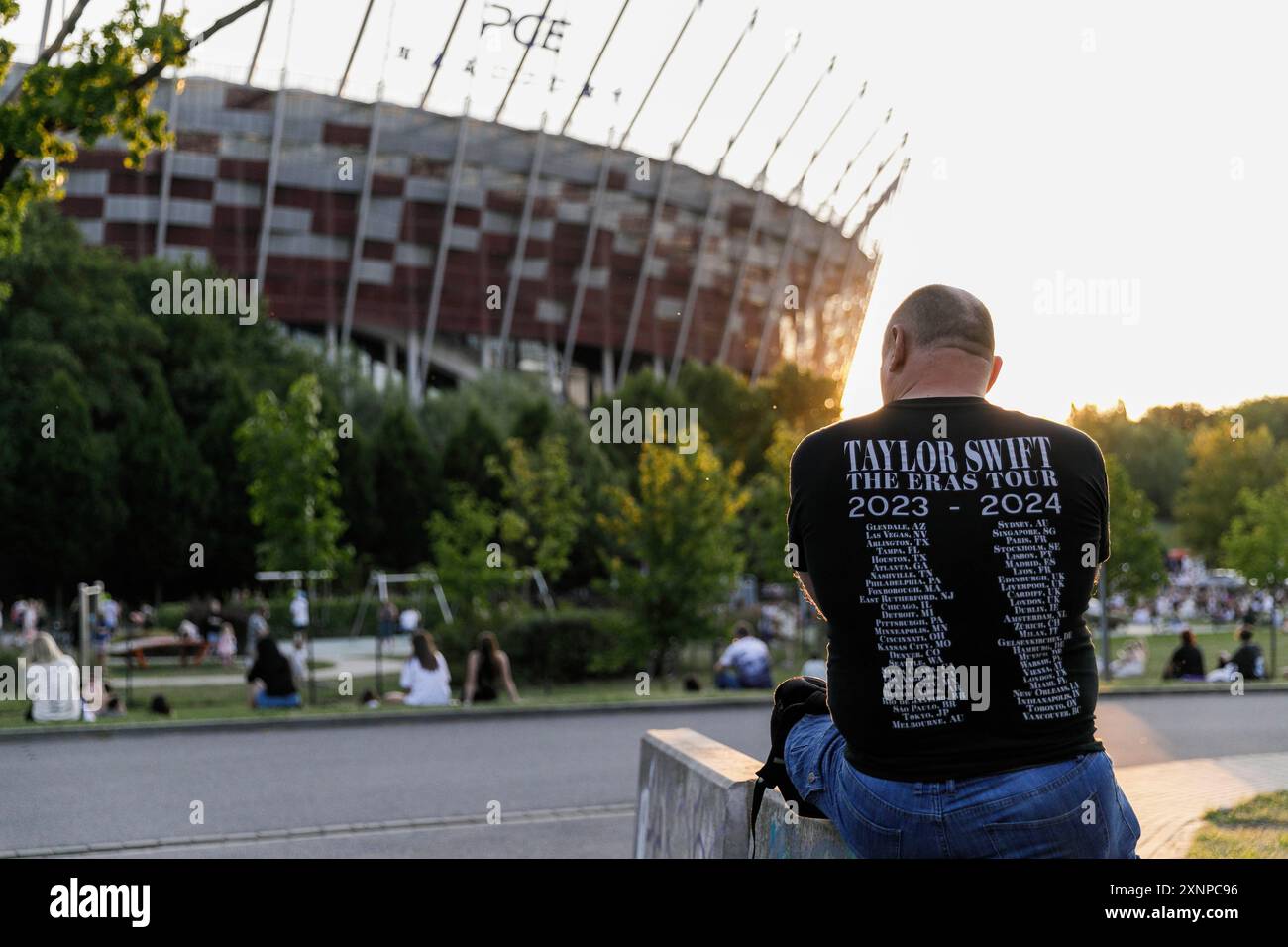 Warschau, Polen. August 2024. Man sieht Leute, die auf den Beginn von Taylor Swifts Konzert im