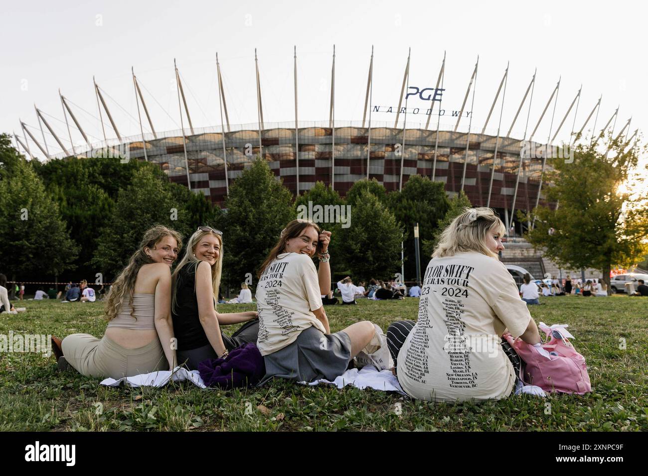 Warschau, Polen. August 2024. Man sieht Leute, die auf den Beginn von Taylor Swifts Konzert im