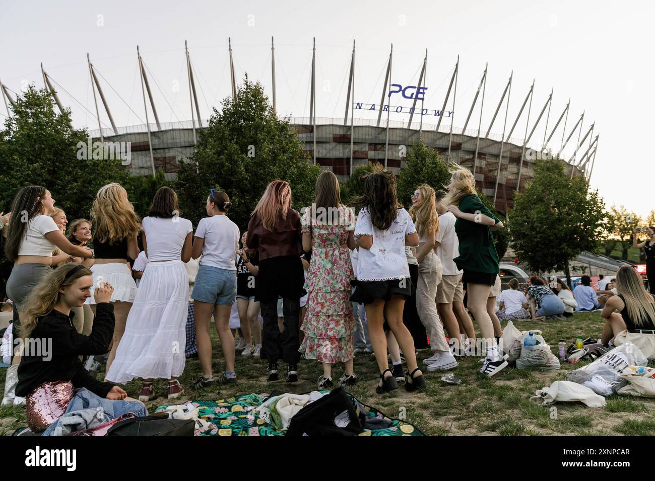 Warschau, Polen. August 2024. Taylor Swifts Fans singen und tanzen vor dem Nationalstadion, wo