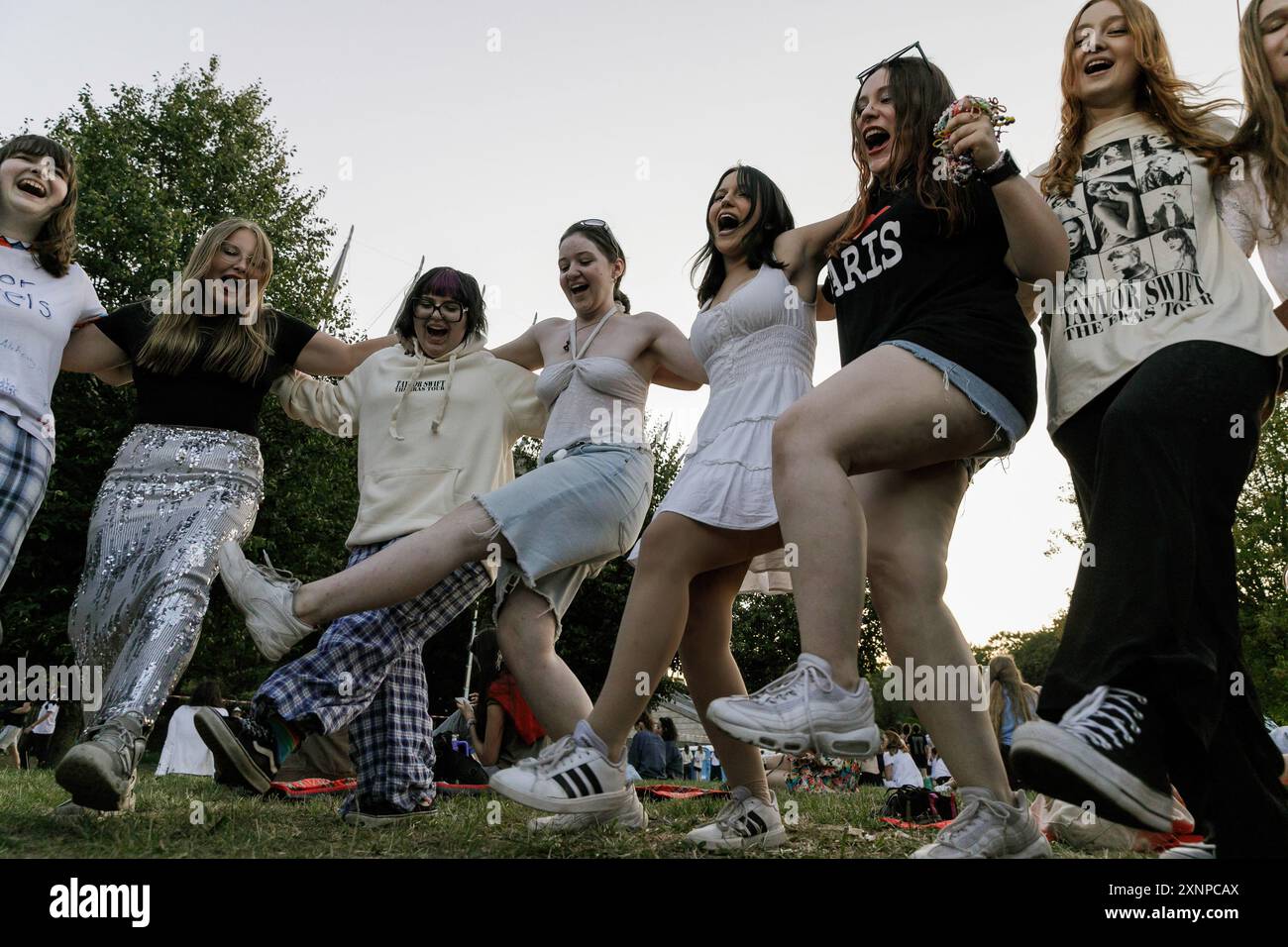 Warschau, Polen. August 2024. Taylor Swifts Fans singen und tanzen vor dem Nationalstadion, wo