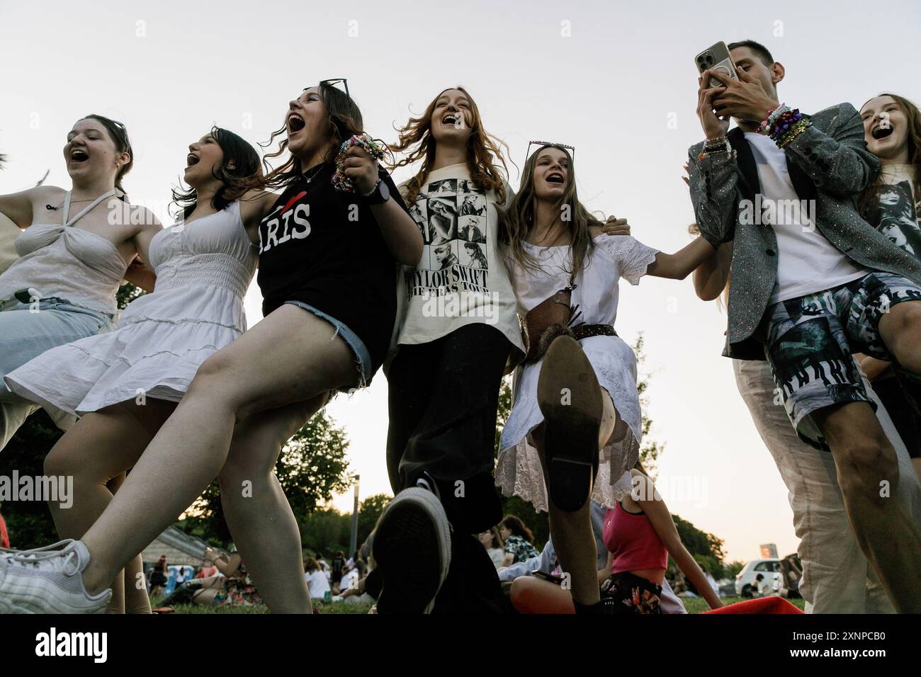 Warschau, Polen. August 2024. Taylor Swifts Fans singen und tanzen vor dem Nationalstadion, wo