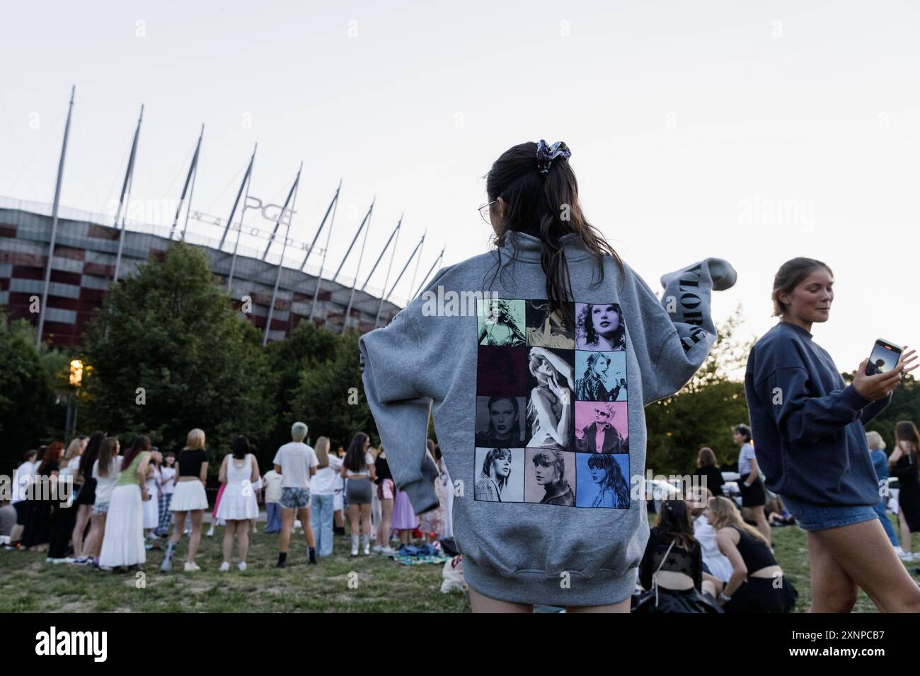 Warschau, Polen. August 2024. Taylor Swifts Fans singen und tanzen vor dem Nationalstadion, wo