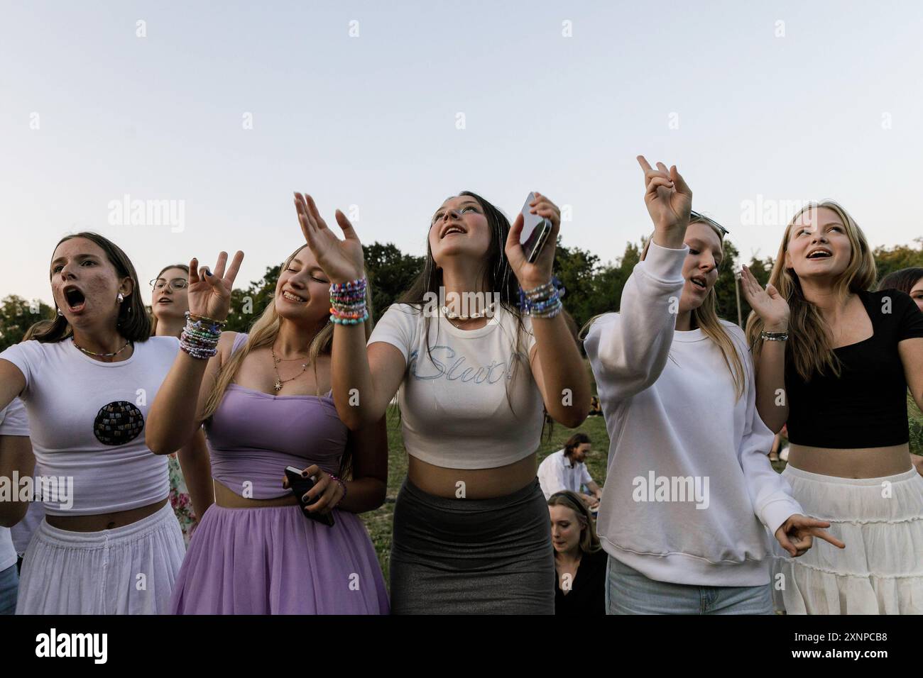 Warschau, Polen. August 2024. Taylor Swifts Fans singen und tanzen vor dem Nationalstadion, wo