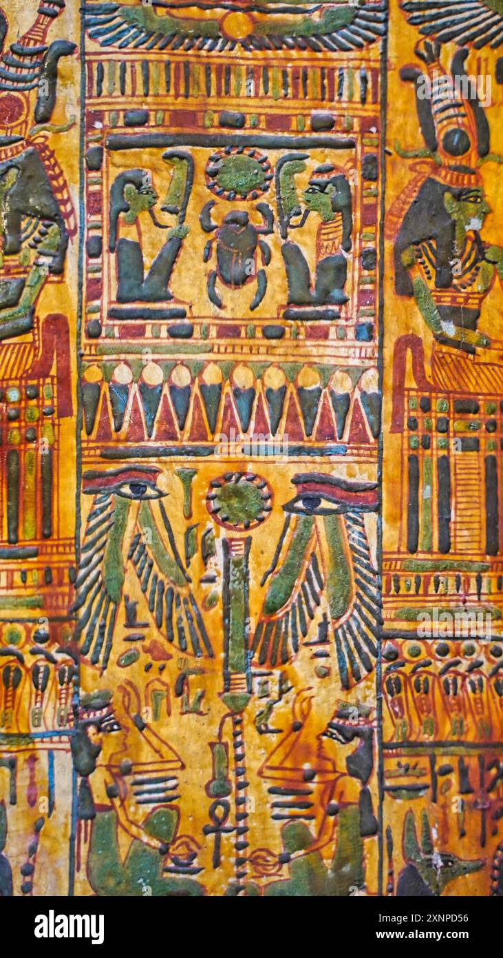 Kairo, Ägypten, 31. Dezember 2019-Dritter Sarkophag aus der Zwischenzeit, der lebendig mit einem Bild von Wadjet-Augen und Scarab verziert ist, die Khepri im Museum für ägyptische Antiquitäten in Kairo, Ägypten darstellen Stockfoto