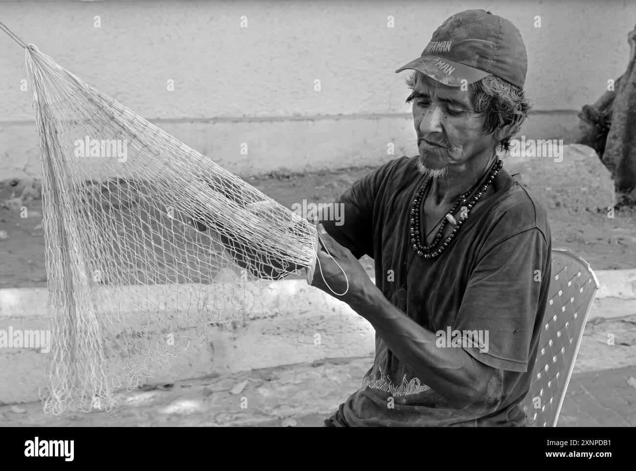 Ein Fischer repaziert seine Netze in der Stadt Santa Marta östlich von Cartagena an der Karibikküste - Kolumbien Stockfoto