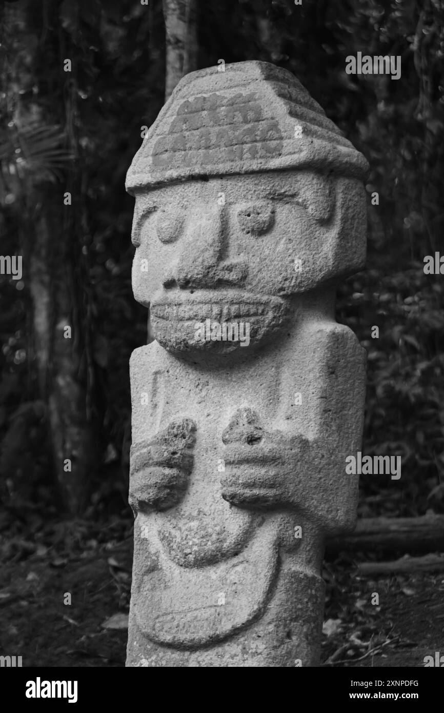 Zweitausend Jahre alte Steinschnitzereien im San Augustin Archeological Park zeigen sowohl anthropormorphe als auch zoomorphe Merkmale - San Augustin, Colomb Stockfoto