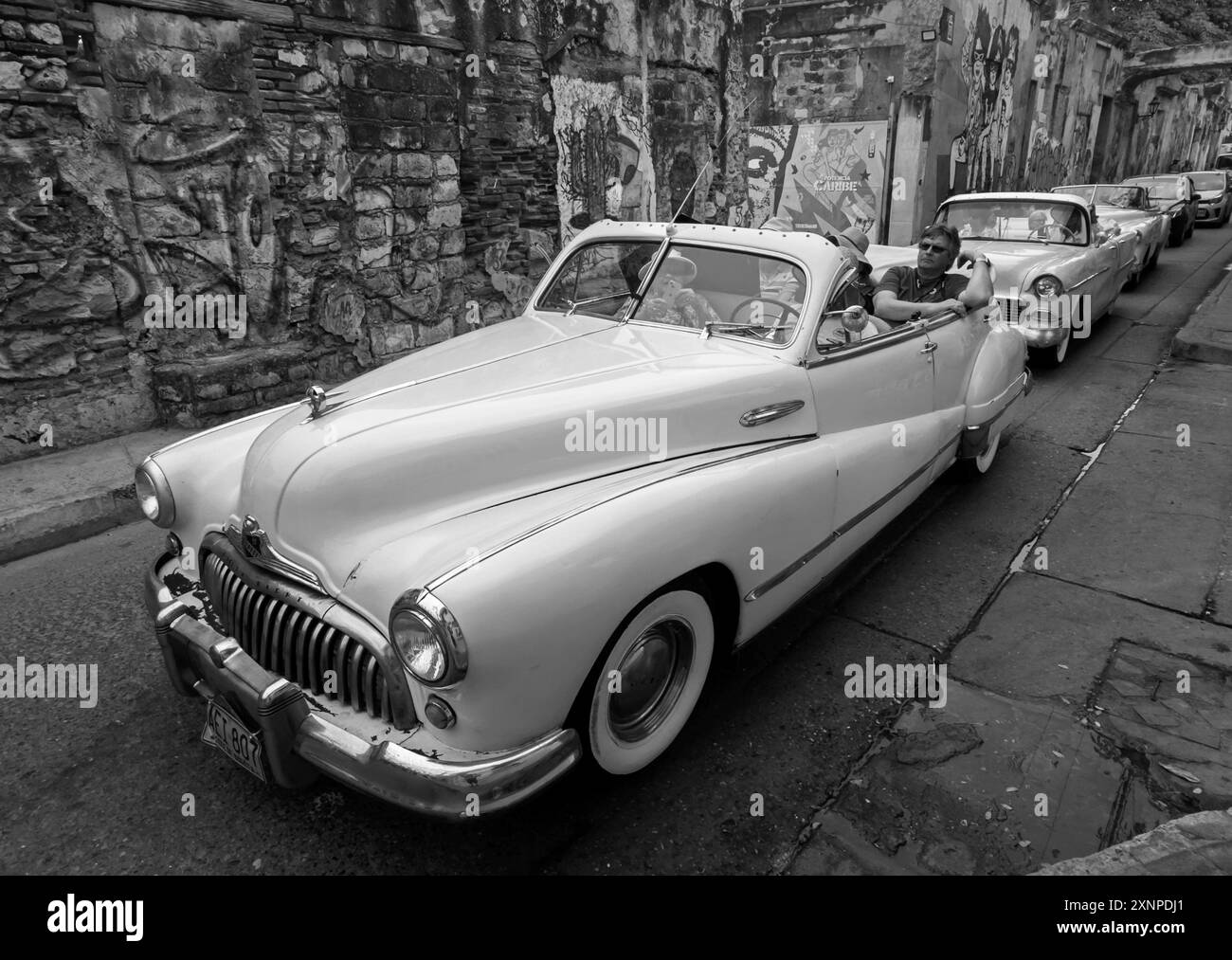 Historische amerikanische Autos und Wandbilder im Getsemani-Viertel von Cartagena in diesem UNESCO-Weltkulturerbe Kolumbien Stockfoto