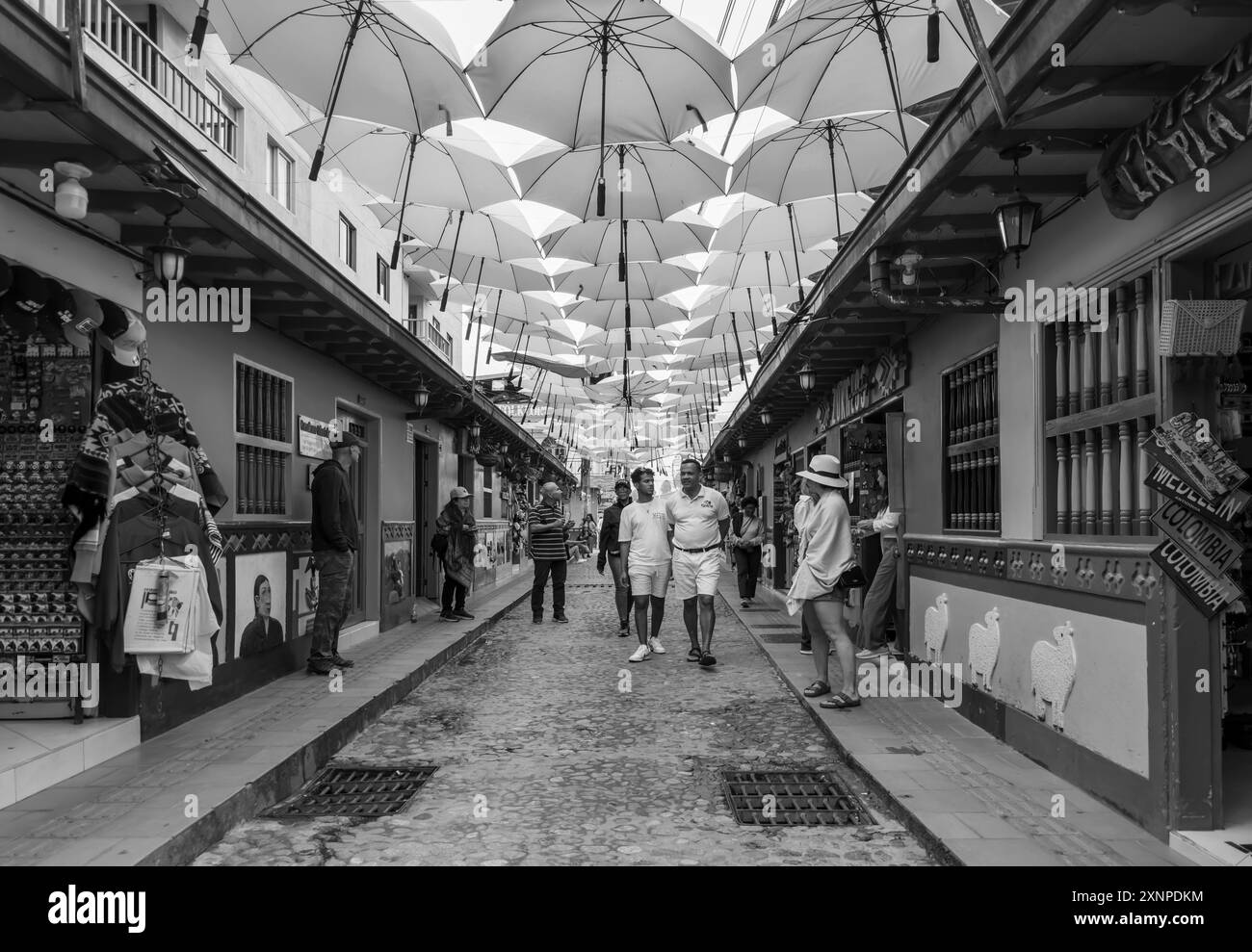 Die Stadt Guatape ist ein kleines Dorf, das farbenfroh bemalt ist und eine große Attraktion für diejenigen ist, die Medellin-Kolumbien besuchen Stockfoto