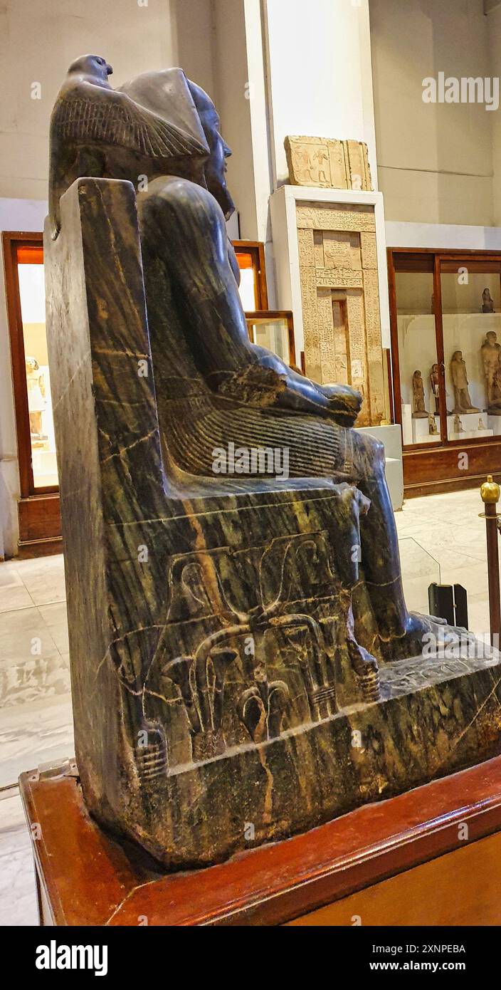 Kairo, Ägypten, 31. Dezember, 2019-Seitenansicht der berühmten thronenden Statue des Dioriten-Khafre, die in seinem Taltempel in der Nähe der Großen Pyramide von Gizeh im Museum für ägyptische Antiquitäten in Kairo, Ägypten gefunden wurde Stockfoto